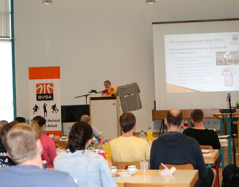 Heike Pförtsch aus der SR-Kommission des NBV stellt das SR-Rookie-Shirt vor und spricht über die gemachten Erfahrungen // Foto: BVSA